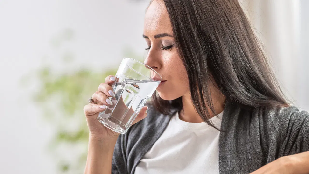 (डिस्क्लेमर : वरील माहिती उपलब्ध स्रोतावरून देण्यात आलेली आहे. याच्या तथ्यांबद्दल आम्ही कुठलाही दावा करीत नाही, तसेच डॉक्टरांचा सल्ला घेऊन योग्य प्रमाणाच पाणी प्यावे)