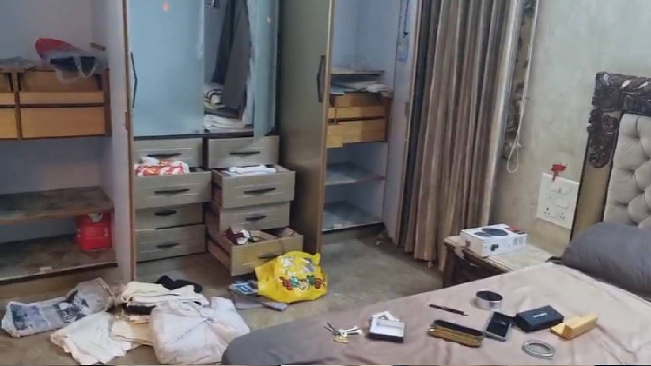 एकनाथ खडसे यांच्या घरातून सोने, चांदी आणि रोख रक्कम चोरीला गेली आहे. आता ते एकूण किती होतं वाचा..