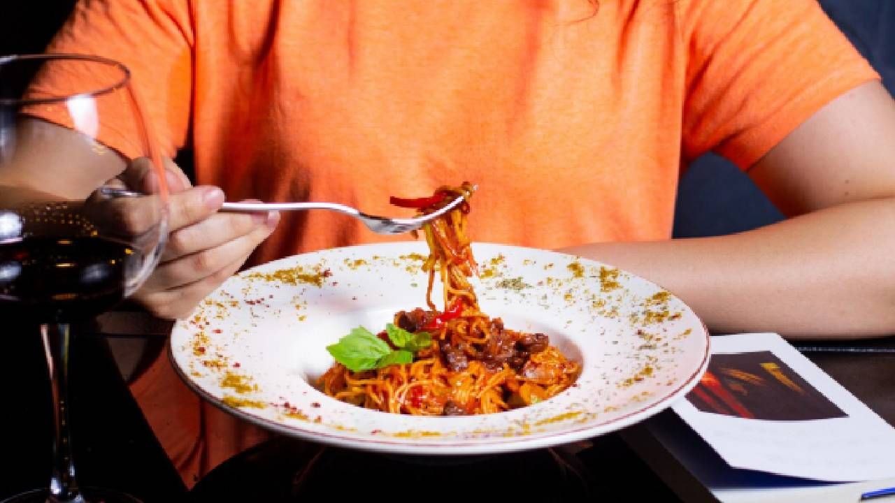 जर तुम्हाला वाटत असेल की तुम्हाला रेस्टॉरंटमध्ये फक्त जेवणाचे पैसे भरावे लागतील, तर इटलीला भेट दिल्यावर तुमचा भ्रम नक्कीच दूर होईल. जेव्हा तुम्ही तिथल्या रेस्टॉरंटमध्ये जेवण ऑर्डर करता तेव्हा बिलात कॅपर्टो नावाचा एक वेगळा विभाग जोडला जातो. पण ते म्हणजे काही टीप नव्हे तर त्यामध्ये टेबल, प्लेट्स आणि कटलरीचा चार्ज असतो, जी रक्कम बिलामध्ये ॲड केलेली असते.