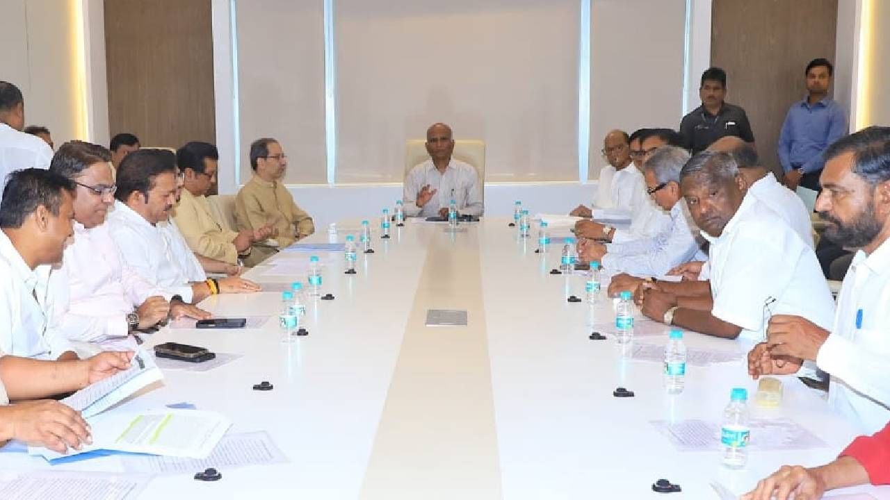 Election Commission : विरोधी पक्षांच्या शिष्टमंडळाने परप्रांतिय मतदारांवरून निवडणूक आयोगाला घेरलं; काय दिला सल्ला? Election Commission : विरोधी पक्षांच्या शिष्टमंडळाने परप्रांतिय मतदारांवरून निवडणूक आयोगाला घेरलं; काय दिला सल्ला?