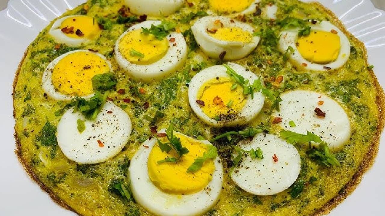 अंडा ऑम्लेटमध्ये उकडलेल्या अंडीपेक्षा अधिक कॅलरीज असतात. ऑम्लेटमध्ये आपण काही गोष्टींचा समावेश करतो शिवाय तेलाचाही मोठ्या प्रमाणात वापर करतो, ज्यामुळे वजन वाढण्याचे अधिक शक्यता वाढते. 