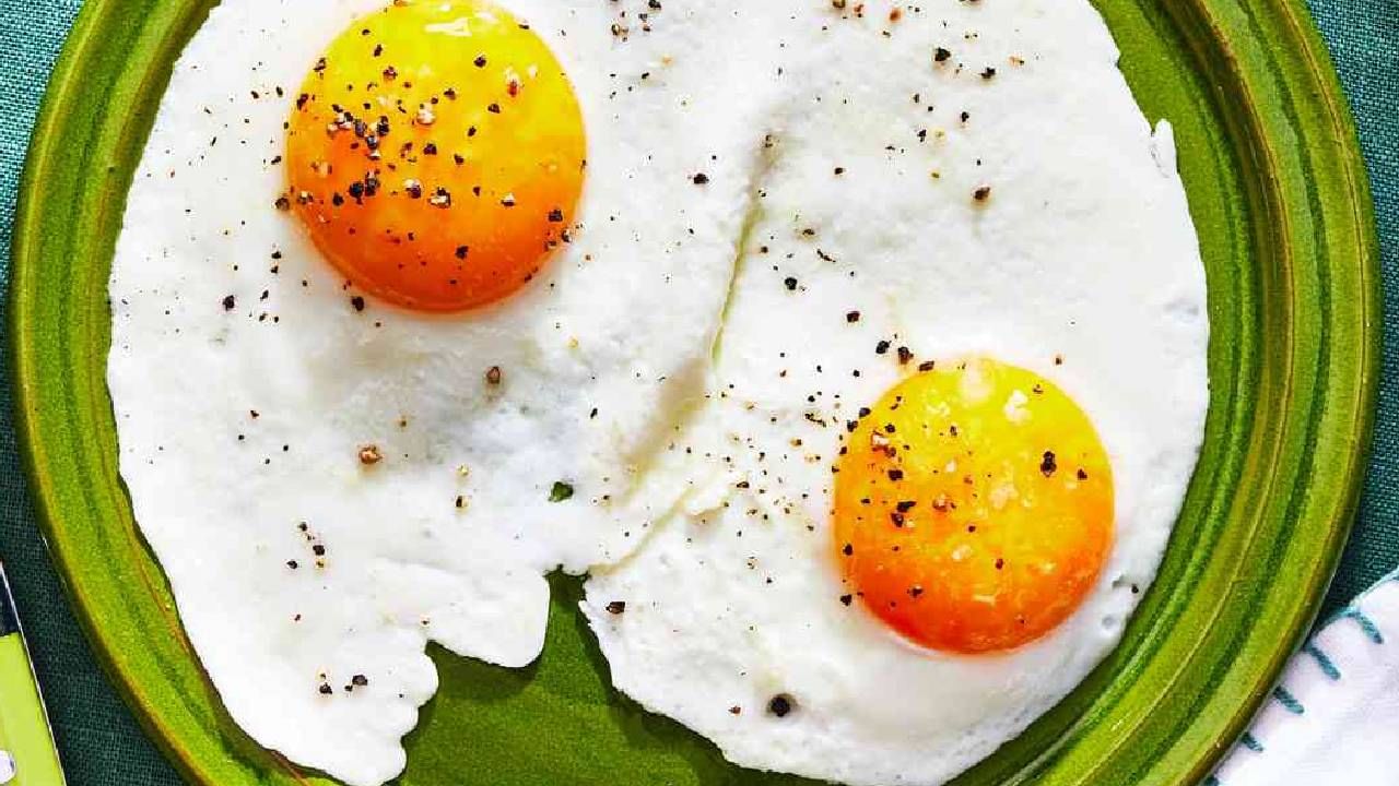 वजन कमी करण्यासाठी उकडलेली अंडी अधिक फायदेशीर की, अंडा ऑम्लेट हा अनेकदा प्रश्न पडतो, चला तर मग आम्ही तुम्हाला सांगतो की, दोन्हीपैकी नेमके काय फायदेशीर आहे. 