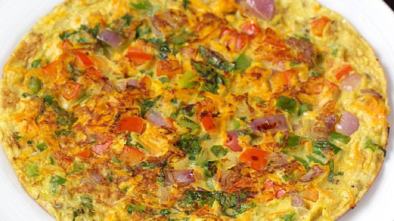 वजन कमी करण्यासाठी उकडलेली अंडी अधिक फायदेशीर ठरतात. ज्यामुळे झटपट वजन कमी होण्यास मदत होते. शिवाय ज्यामध्ये कॅलरी खूप कमी असतात. 