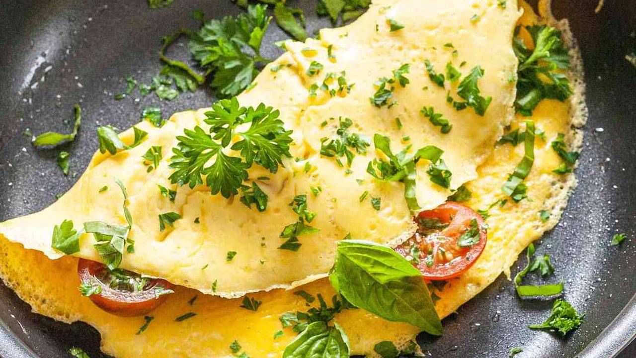 वजन कमी करण्यासाठी अंडी फायदेशीर ठरतात असे कायमच सांगितले जाते. बरेच लोक आपल्या दिवसाची सुरूवात अंड्याने करतात. मग कोणी उकडलेली अंडी खातात तर कोणी ऑम्लेट करून.