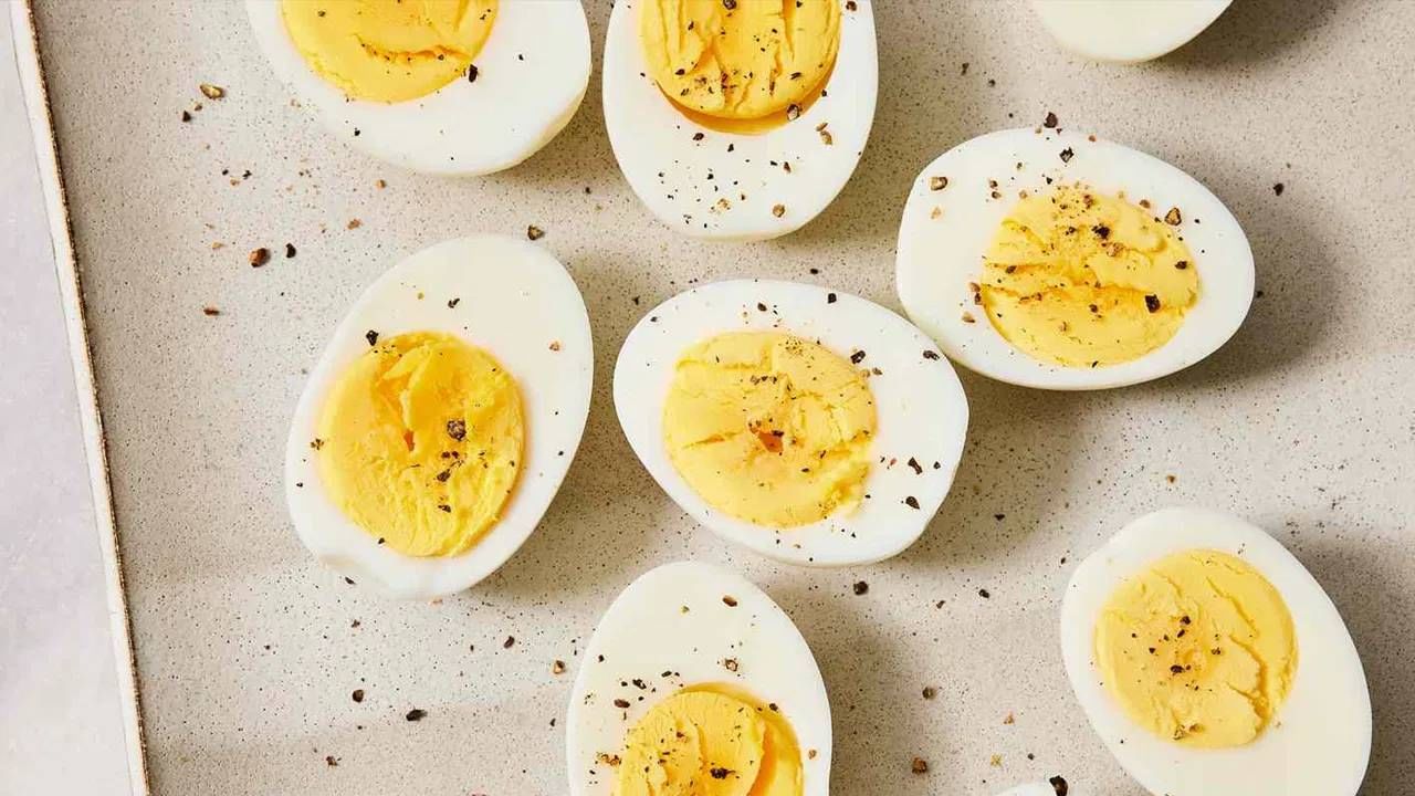 होय दररोज अंडी खाणे आरोग्यासाठी फायदेशीर ठरते. अंड्यांमध्ये मोठ्या प्रमाणात ओमेगा 3 फॅटी ॲसिड आढळते, जे फायदेशीर ठरते आणि हृदयाशी संबंधित आजारांचा धोका कमी होतो. 