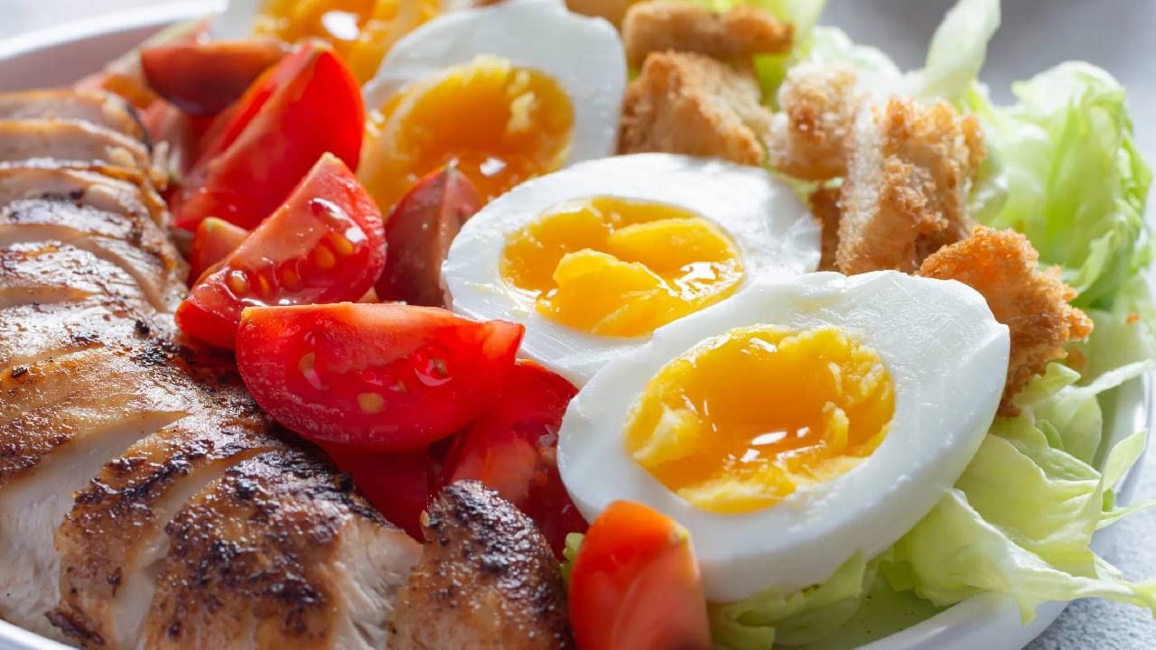 अंडी खाणे आपल्या आरोग्यासाठी अत्यंत फायदेशीर आहे. अंडी खाल्ल्याने आरोग्याच्या अनेक समस्या दूर होण्यास मदत होते. अनेकांना प्रश्न पडतो की, अंडी खाणे आरोग्यासाठी फायदेशीर आहे का? 