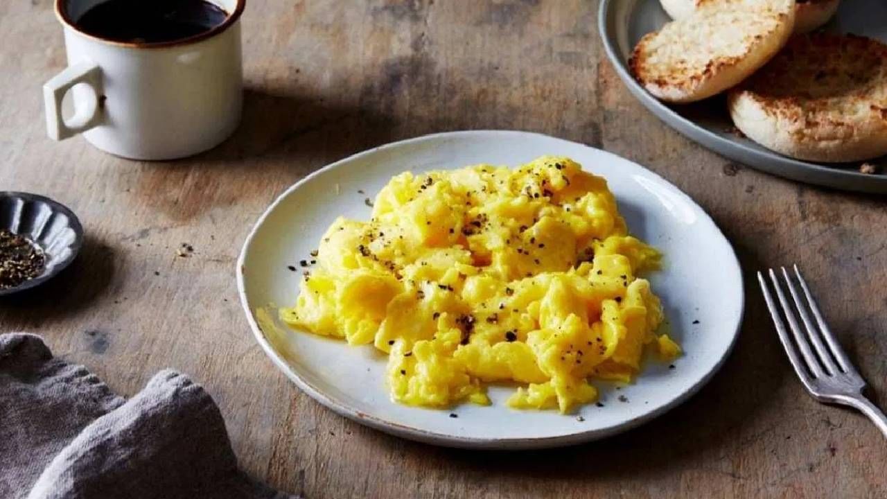 शक्यतो नाश्त्यामध्ये अंड्याच्या समावेश करा. अंडी उकडून खाल्लेली अधिक फायदेशीर ठरतात. दोन अंडी तुम्ही नाश्त्यामध्ये खाऊ शकता. 