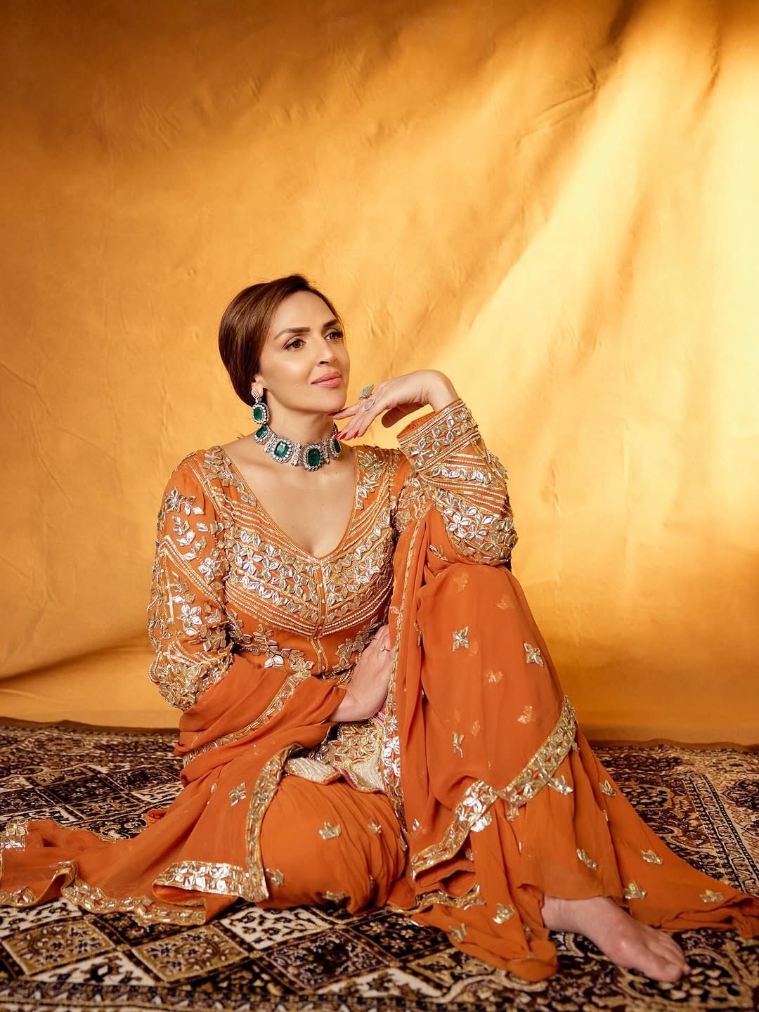 अभिनेत्री ईशा देओल आता बॉलिवूडपासून दूर असली तरी सोशल मीडियावर कायम सक्रिय असते. सोशल मीडियावर ईशा कायम स्वतःचे फोटो आणि व्हिडीओ पोस्ट करत असते.