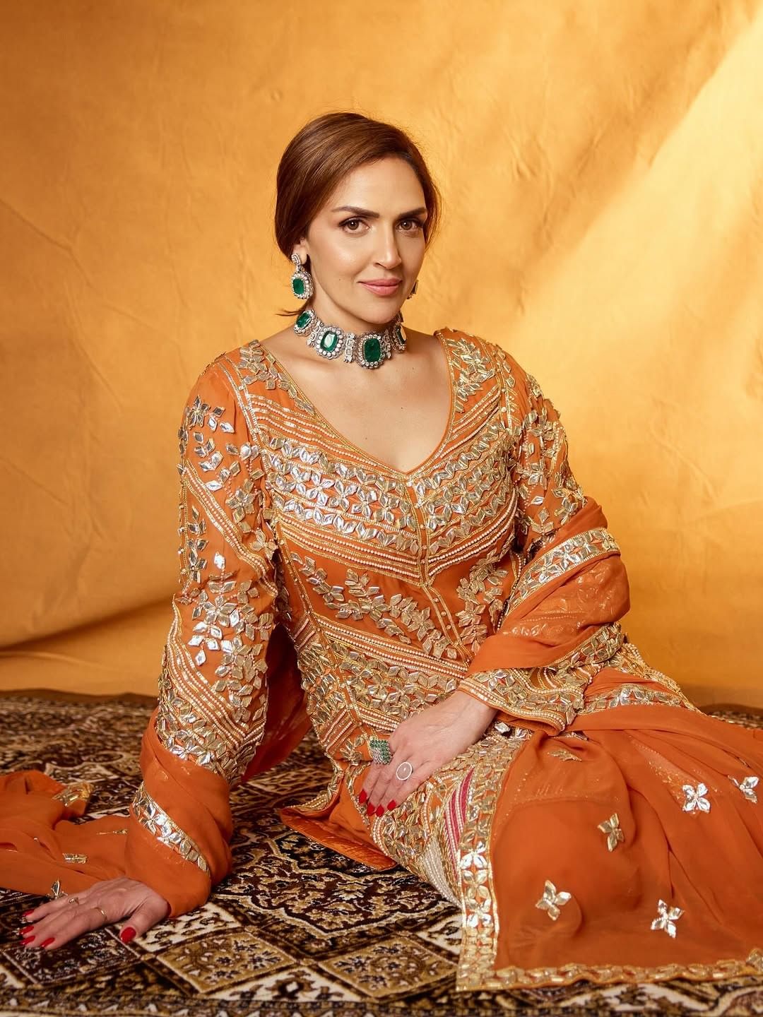 अभिनेत्री ईशा देओल कायम चाहत्यांना फॅशन गोल्स देत असते. आता देखील तिचे काही फोटो व्हायरल होत आहेत. नुकताच अभिनेत्रीने फोटो सोशल मीडियावर पोस्ट केले आहेत. 