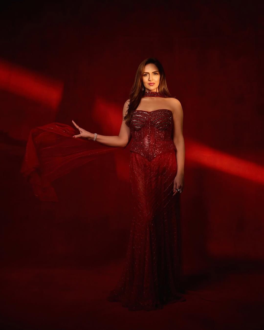 आता लाल रंगाच्या ग्लॅमरस ड्रेसमध्ये अभिनेत्रीने फोटो पोस्ट केले आहेत. अभिनेत्रीच्या नव्या लूकवर चाहते लाईक्स आणि कमेंटचा वर्षाव करत आहेत. 