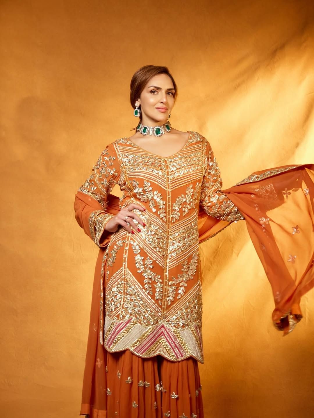 नारंगी रंगाच्या ड्रेसमध्ये  अभिनेत्रीने फोटो पोस्ट केले आहेत. दिवाळीसाठी तुम्ही देखील असा लूक फॉलो करू शकता... सध्या सर्वत्र ईशाच्या फोटोंची चर्चा रंगली आहे.. 