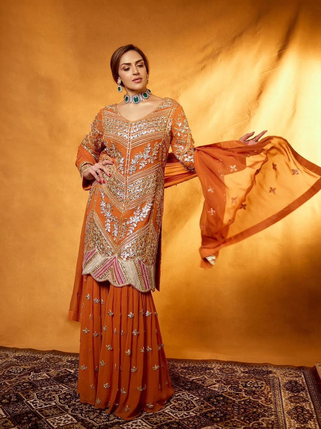 घटस्फोटानंतर ईशाच्या बोल्डनेसमध्ये वाढ झाली आहे. अभिनेत्रीचा बोल्डनेस दिवसागणिक वाढताना दिसत आहे. वयाच्या 43 व्या वर्षी चाहत्यांना फॅशन गोल्स देते.