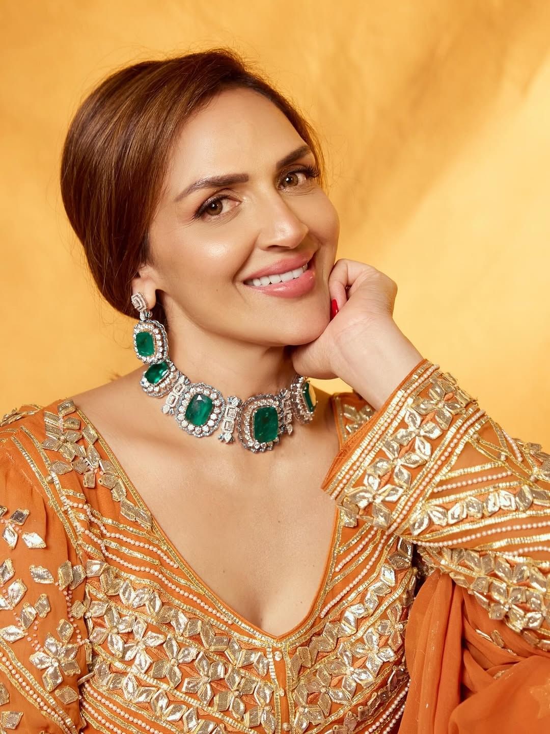 भरत याच्यासोबत लग्नानंतर ईशा देओल हिने इंडस्ट्रीला रामराम ठोकला होता. आता घटस्फोटानंतर अभिनेत्रीने पुन्हा मोठ्या पडद्यावर पादार्पण केलं आहे.