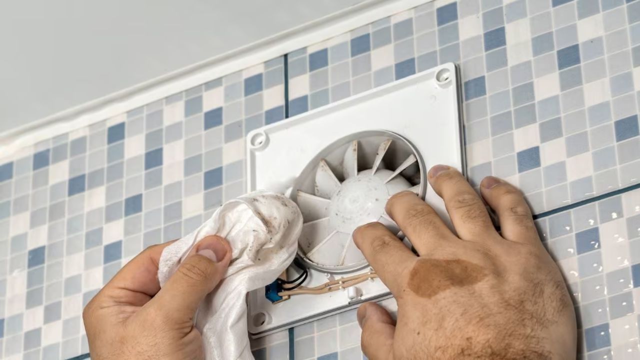 यानंतर स्क्रबर किंवा कापड वापरून मोटरचा बाह्य भाग हळूवारपणे स्वच्छ करा. फवारणीमुळे ग्रीस सैल होईल आणि मोटरचा भाग ओला न होता स्वच्छ होईल. या पद्धतीने स्वच्छता केल्यास कमी श्रमात आणि कमी वेळेत तुमचा एक्झॉस्ट फॅन पूर्वीसारखा चकचकीत स्वच्छ होईल.