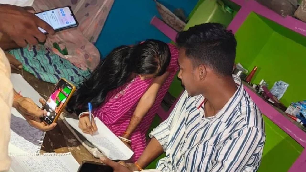 सूनेच्या खोलीत पाच दिवसांपासून होता बॉयफ्रेंड, एक दिवस सासू-सासरे साक्षीसाठी जेवण घेऊन आले, डोळ्यांनी नको ते पाहिलं, मग.... सूनेच्या खोलीत पाच दिवसांपासून होता बॉयफ्रेंड, एक दिवस सासू-सासरे साक्षीसाठी जेवण घेऊन आले, डोळ्यांनी नको ते पाहिलं, मग....