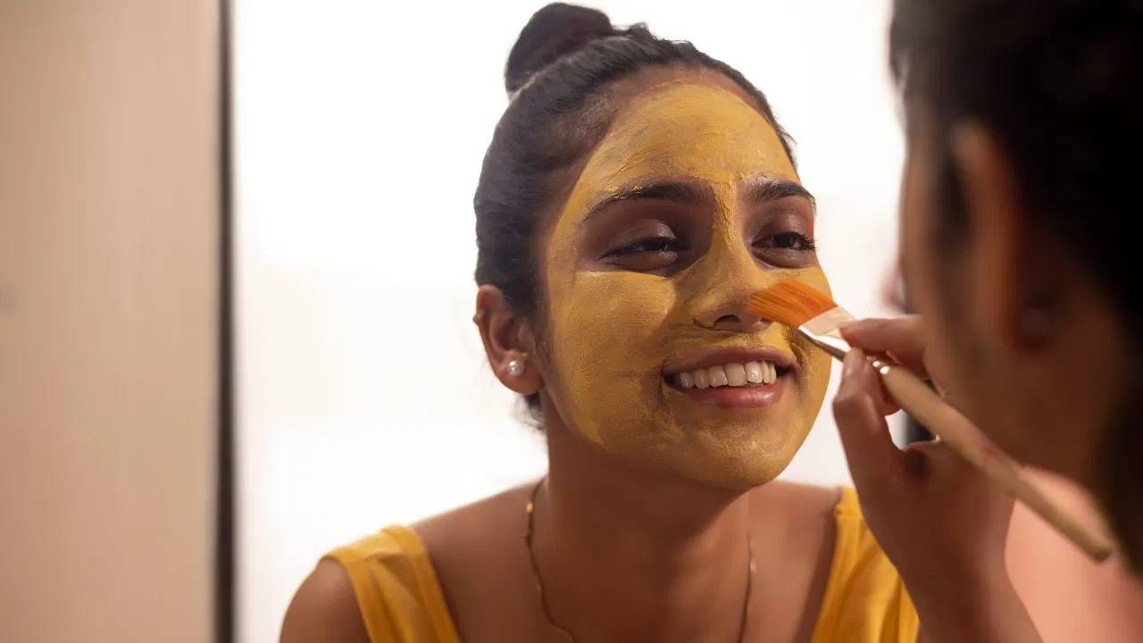 फेसपॅक सुकल्यानंतर थंड पाण्याने धुवा. चेहरा न पुसता चेहऱ्यावरील पाणी कोरडे होऊ द्या. त्यानंतर चेहऱ्यावर गुलाब जल लावा आणि तसेच ठेवा. 