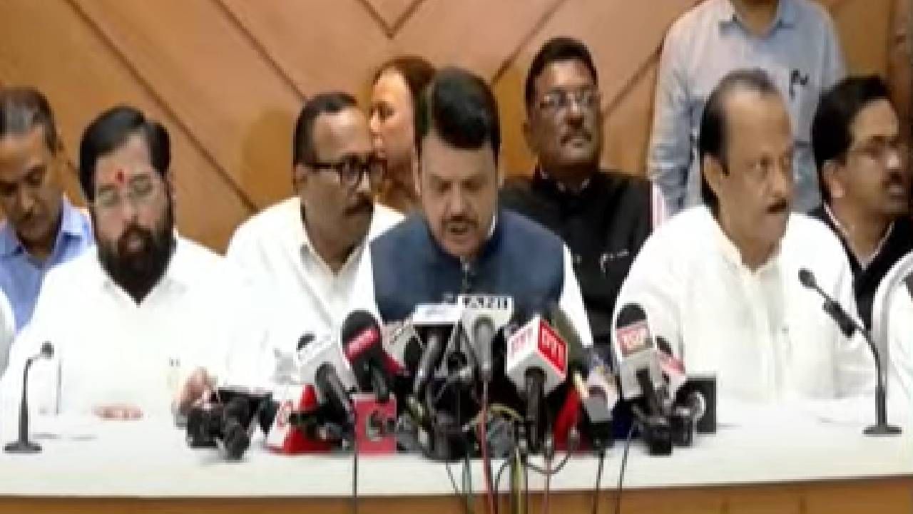 आम्ही तर आता नुकसान भरपाईपोटी 18 हजार कोटी रुपये देतोय. खरडून गेलेली जमीन पकडली तर नुकसान भरपाईची ही रक्कम 21 हजार कोटी रुपये होते. आता कर्जमाफी करण्यापेक्षा शेतकऱ्याला थेट मदत करणं गरजेच आहे असं देवेंद्र फडणवीस म्हणाले. कर्जमाफी केली तर शेतकरी आपल्या जमिनीवर माती कुठून आणणार, असा सवाल फडणवीस यांनी केला. 