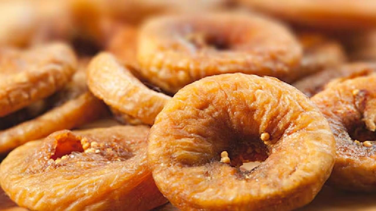 आरोग्याच्या जवळपास सर्व समस्यांचा उपाय म्हणजे अंजीर आहे. अंजीर खाणे आरोग्यासाठी अत्यंत फायदेशीर ठरते. यामुळे असंख्य समस्या कमी होण्यास मदत होईल. 