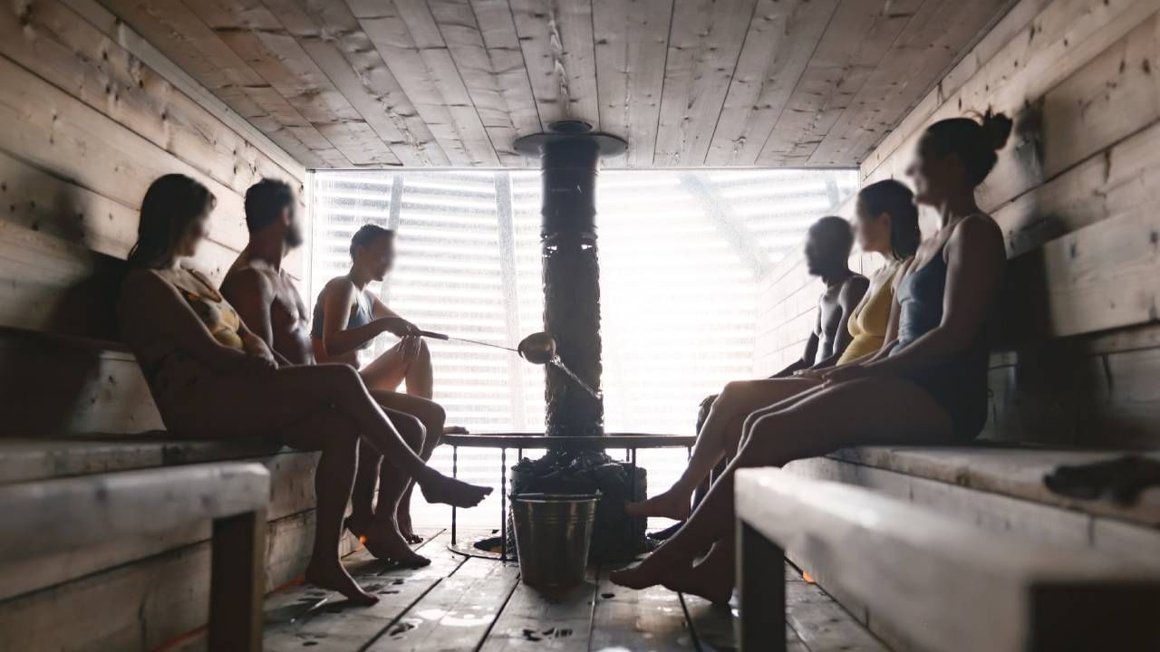 यांचं जगच वेगळं... या लोकांना न्यूड राहण्याची वाटत नाही लाज, मिटिंगवेळी अंगावर नसतो एकही कपडा; हा देश 99 टक्के लोकांना...