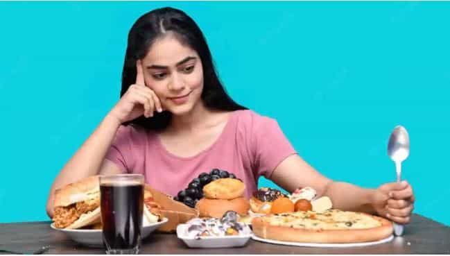 आरोग्याची वेळीच काळजी न घेतल्यास त्याचे भविष्यात फार गंभीर परिणाम दिसू शकतात. त्यामुळे काही पदार्थ खातानाही विचार करायला हवा. असे काही पदार्थ आहेत, ज्यांचे सतत सेवन केल्यास तुमच्या शरीरावर गंभीर परिणा होऊ शकतो.