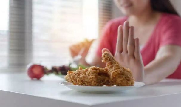तळलेले अन्न खाणे टाळायला हवे. तळलेले अन्न खाल्ल्याने शरीरातील कोलेस्ट्रेरॉल वाढू शकते. त्वचेवर लवकर सुरकुत्या येऊ शकतात. त्यामुळेच तळलेले अन्न खाणे टाळले पाहिजे.