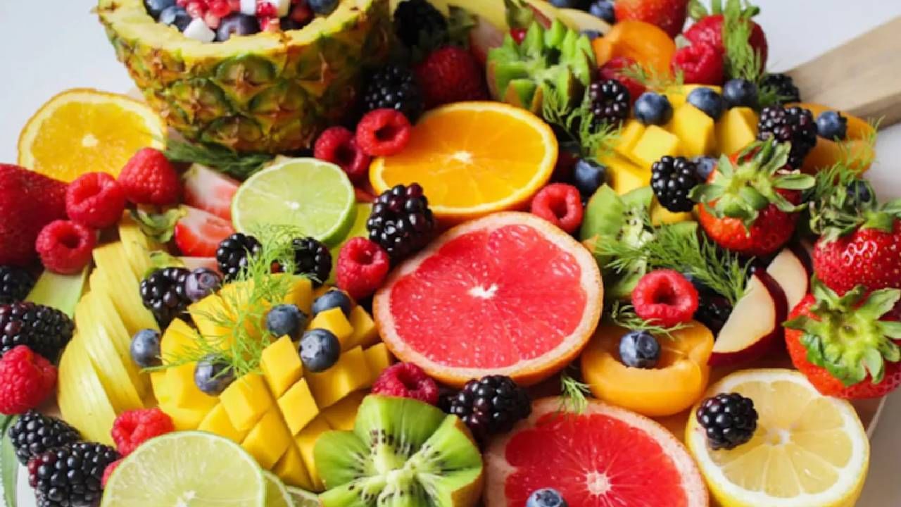 फळ खाल्ल्यानंतर कायम लक्षात ठेवा की, कधीही फळ खाल्ल्यानंतर अजिबात दही खाऊ नका दही आणि फळ एकत्र खाल्ल्याने आरोग्याच्या समस्या निर्माण होऊ शकतात. 