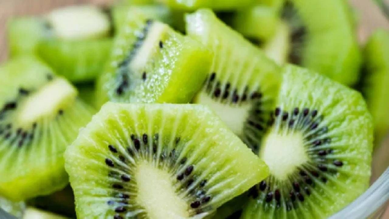 दही किंवा ताकही फळे खाल्ल्यानंतर अजिबात खाऊ नका. शक्यतो आपण नाश्त्यामध्ये फळे खाण्याचा प्रयत्न करा, ज्यामुळे दिवसभर ऊर्जा टिकून राहण्यास मदत होईल. 