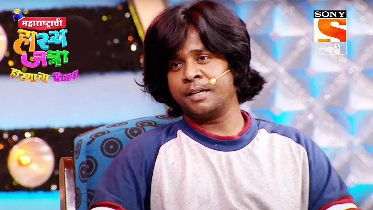 गौरव मोरे हा अतिशय गरीब कुटुंबातून आलेला, ताडपत्रीच्या घरात राहिलेला आहे. करिअरच्या सुरुवातीला त्याला भाषेवरुन प्रचंड त्रास देण्यात आला होता. याविषयी त्याने वक्तव्य केले आहे.