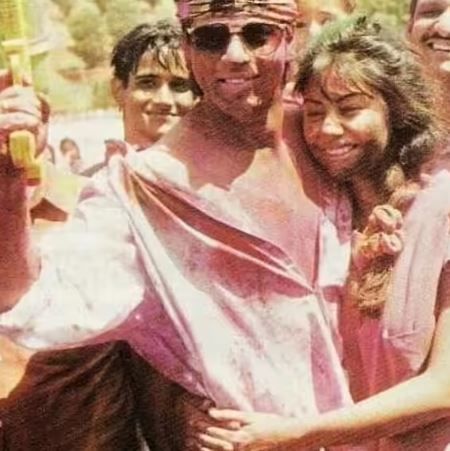 काही फोटोंमध्ये गौरी खान ही शाहरुख खानसोबत दिसते. काही फोटोंमध्ये हे दोघे पार्टीमध्ये दिसतात. तर काही फोटोंत हे दोघेही मस्ती करत असलेले पाहायला मिळतात. हे जुने फोटो पाहून शाहरुखसोबत उभी असलेली मुलगी गौरी खानच आहे, याच्यावर तुम्हाला विश्वासही बसणार नाही.