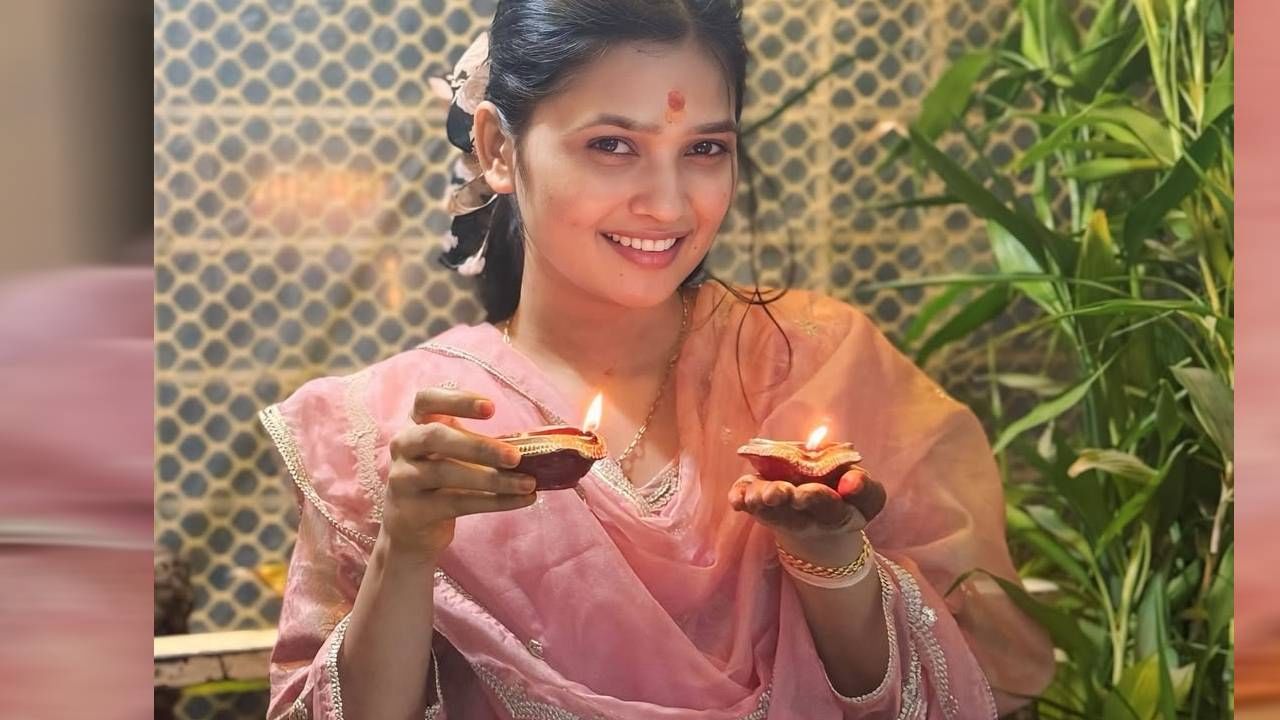 साधा सुंदर चुडीदार, हातात पणत्या आणि चेहऱ्यावरचं सुरेख हास्य यामुळे गौतमीचे फोटो सुरेख आलेत. या फोटोंमध्ये तिच्या हास्याने सर्वांचे लक्ष वेधले. कही फोटोंत तिच्या मागे तिच्या घराची देखील झलक दिसते. 