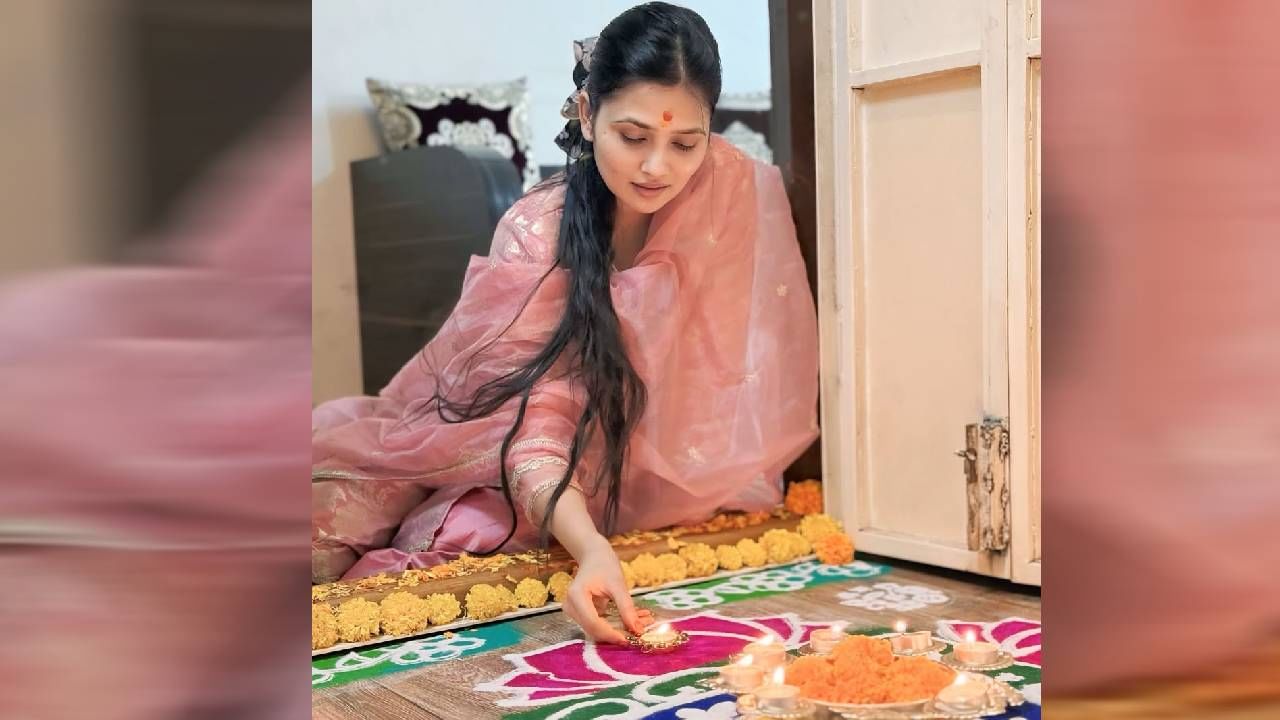 दिवाळीसाठी गौतमीने फिकट गुलाबी रंगाचा ड्रेस (Pink Dress Look) घातला होता. तिला तो खूप खुलून दिसत होता. 