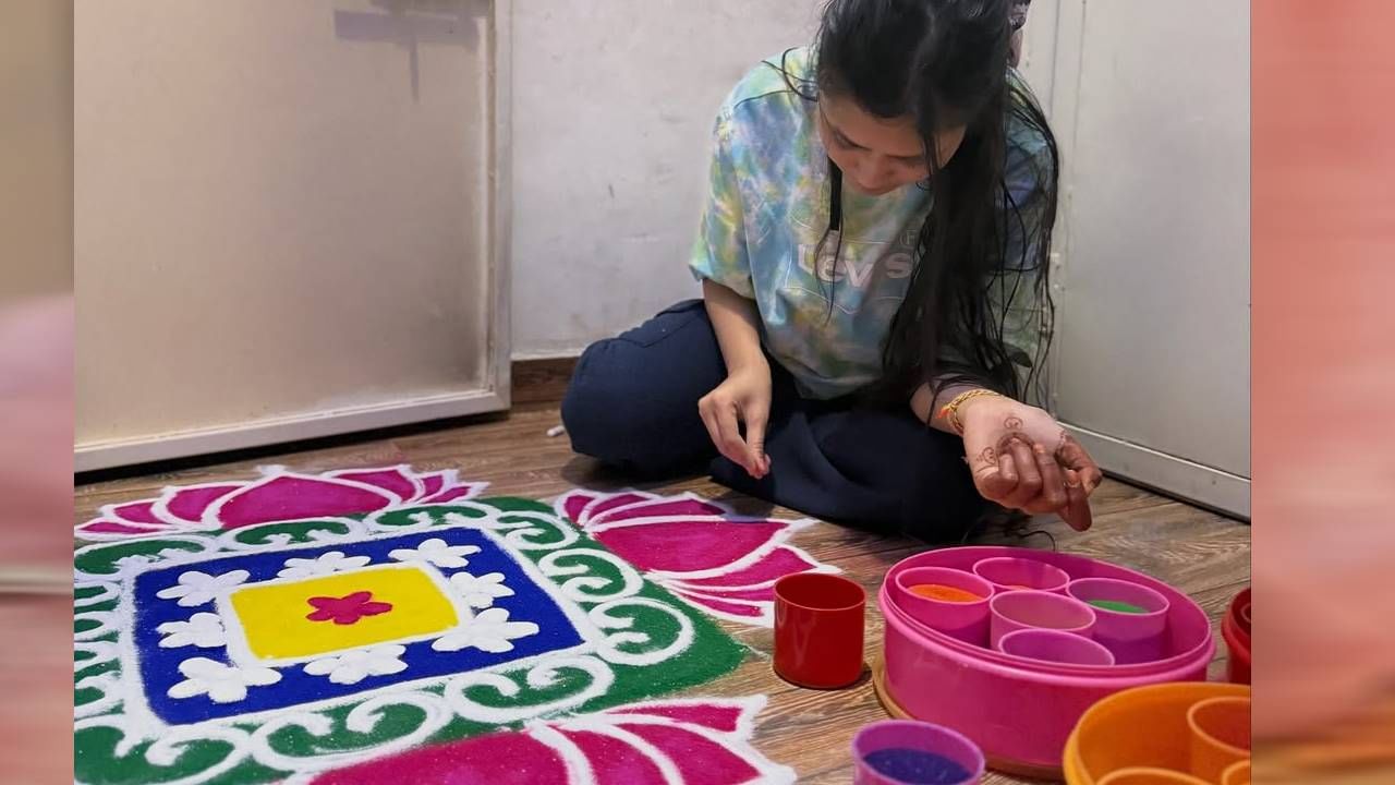 एवढंच नव्हे तिने घराबाहेर छान रांगोळी काढून, त्यात मनमोहक रंगही भरले. तिचं हे वेगळं रूप चाहत्यांना खूप आवडलं. 