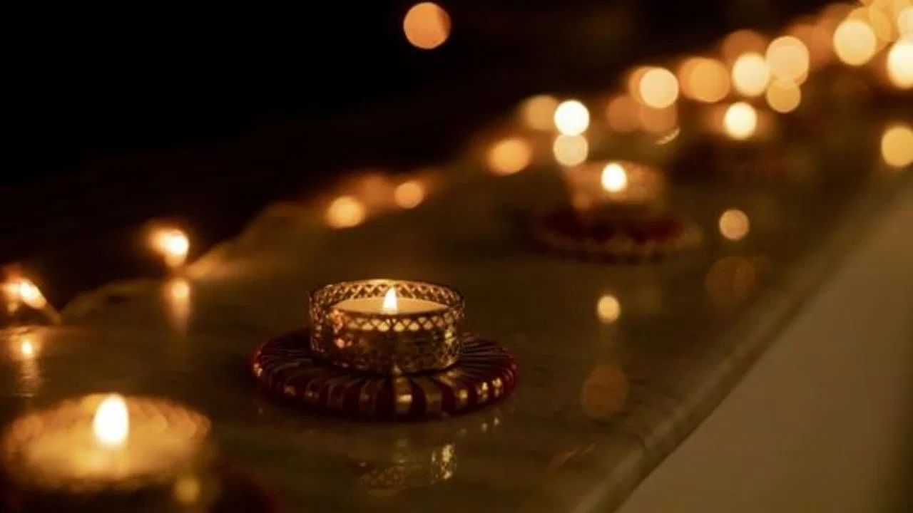 गरुड पुराणानुसार, तुपाचे दिवे देवांना प्रिय असतात, तर तेलाचे दिवे पूर्वजांना आणि शनिदेवाला प्रसन्न करतात. संपत्ती आणि समृद्धीसाठी तूप आणि नकारात्मकतेसाठी तेल निवडण्यास पुराणात सांगितलं आहे. 