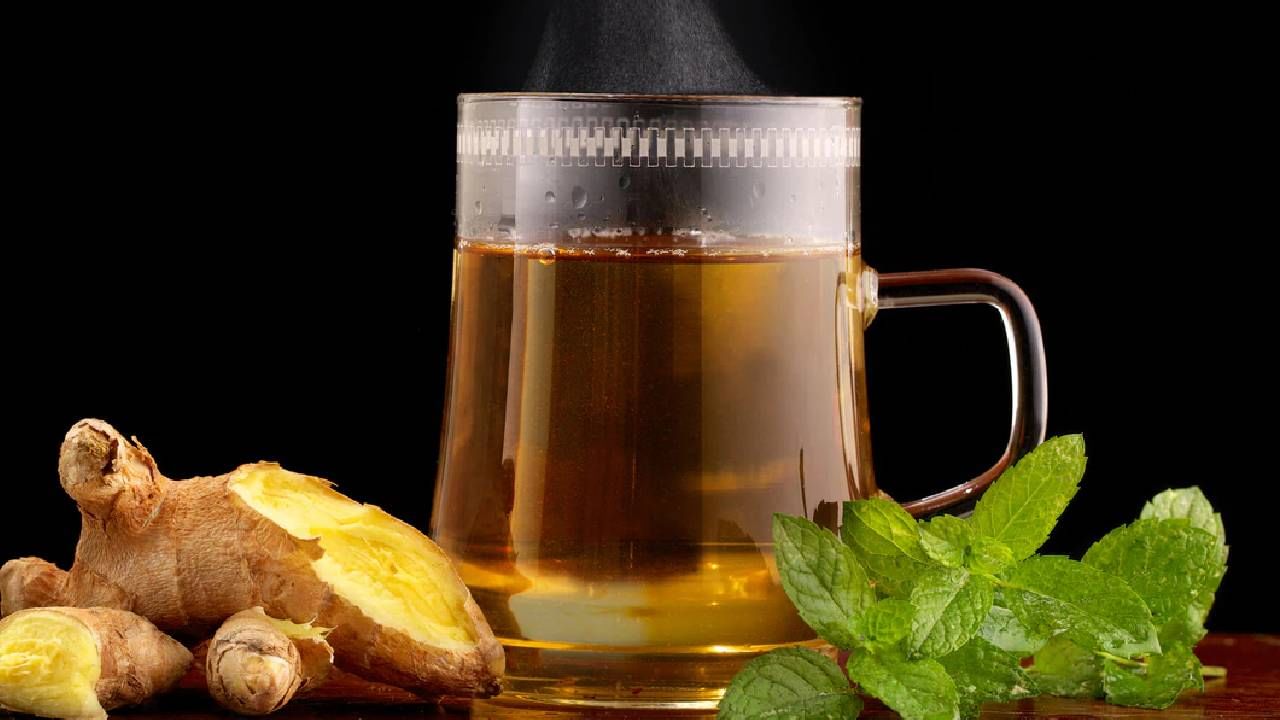 विशेष म्हणजे झोपण्यापूर्वी आल्याचे पाणी पिणे फायदेशीर ठरते. आल्याचे पाणी पिल्याने शरीर शांत होते शिवाय डिटॉक्सिफिकेशन वाढवण्यास मदत देखील होते.