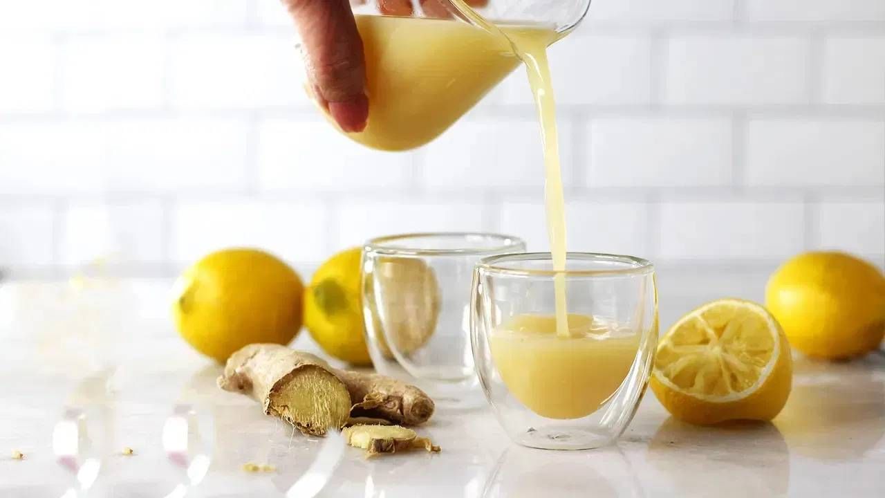 जेवणाच्या 20 ते 30 मिनिटे अगोदर आल्याचे पाणी पिले पाहिजे. ज्यामुळे पचनक्रिया सुधारण्यास मदत होते. पोटात पित्त आणि एंजाइम वाढवण्यास मदत करते, ज्यामुळे अन्न चांगले पचते.