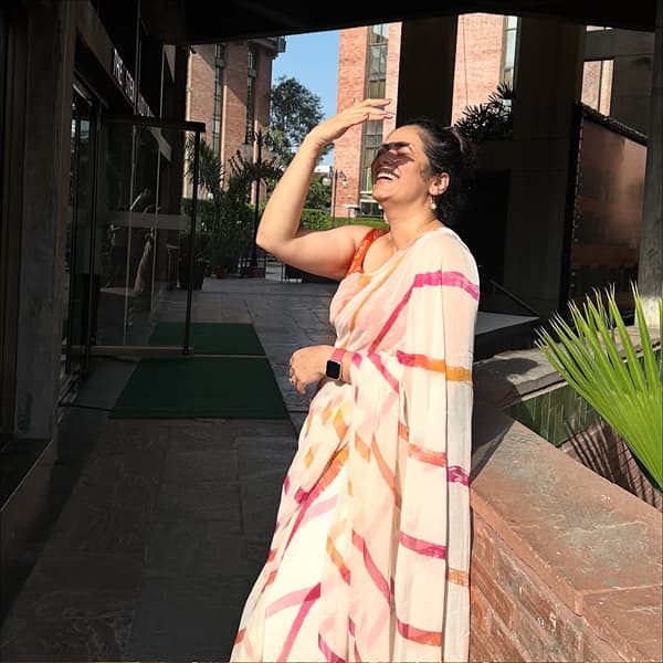 ज्या अभिनेत्रीने एका मुलाखतीत तिच्या आयुष्यातील खास क्षण शेअर केले आहेत, ती अभिनेत्री दुसरी तिसरी कोणी नसून अभिनेत्री गिरिजा ओक आहे... सध्या सर्वत्र अभिनेत्रीच्या वक्तव्याची चर्चा रंगली आहे.
