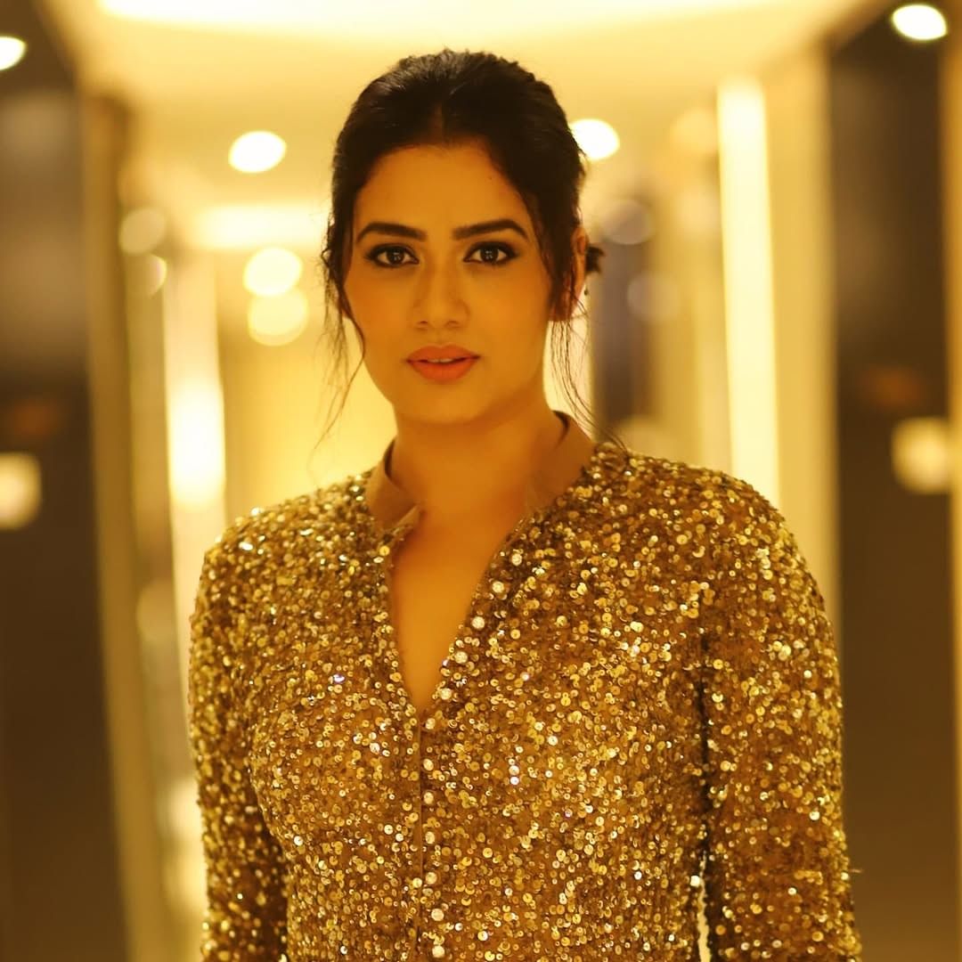 मैत्रिणीबद्दल गिरिजा म्हणाली, 'सायली माझी फार जुनी मैत्रीण आहे. ती मझ्या नवऱ्याची मैत्रिण आहे, पण आता ती माझी चांगली मैत्रिण झाली आहे. सायली पुण्यात राहते...' पुण्यात घडलेला एक किस्सा सांगत गिरीजा हिने खास क्षण सांगितलें.