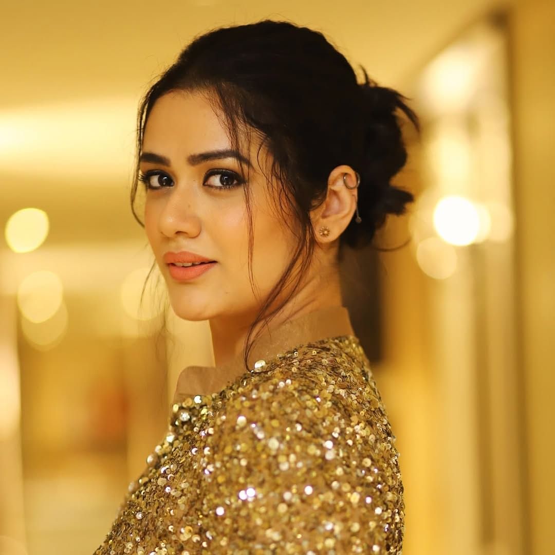 अभिनेत्री म्हणाली, 'मुसळधार पाऊस सुरु होता. वीजेचा खांब पडला होता... काही लोकांचा मृत्यू झालेला... आमच्या पूर्ण परिसरातील लाईट नव्हती, जवळपास दोन ते तीन दिवस लाईट नव्हती... तेव्हा पाणी येतच नव्हतं...