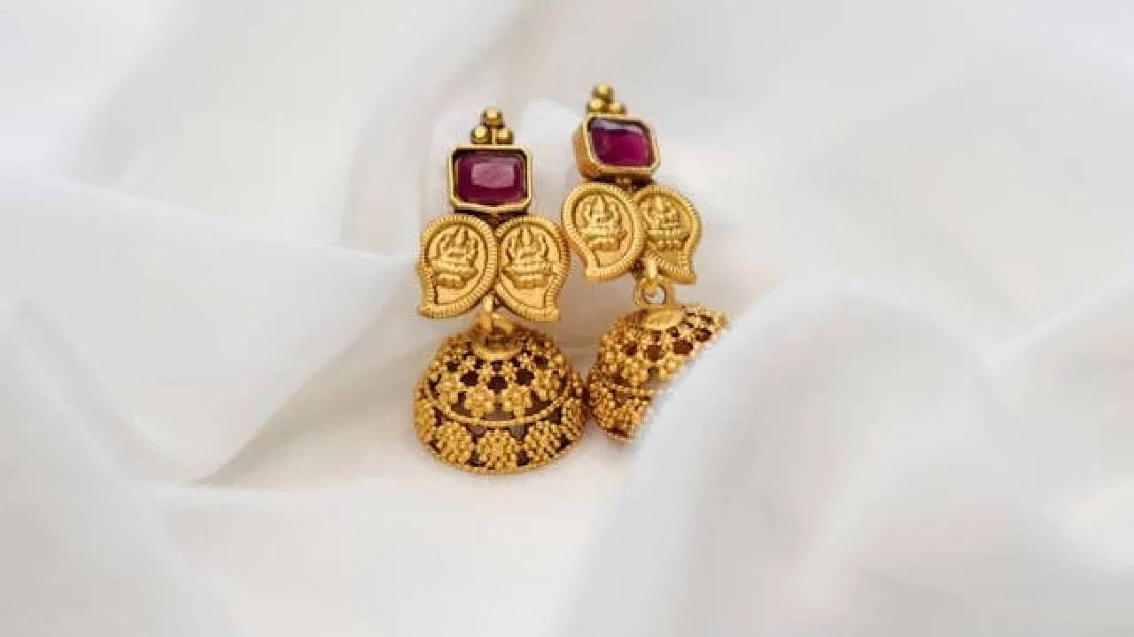 जर तुम्हाला गोल्ड ज्वेलरी घ्यायची असेल, तर तुम्ही झुमकी स्टाइल इयररिंग्स खरेदी करु शकता. सध्या अशा प्रकारची टेम्पल स्टाइल ज्वेलरी खूप ट्रेंडमध्ये आहे. साडी आणि लंहग्यावर एकदम परफेक्ट आहे. तुम्ही झुमकी स्टाइलमध्ये अनेक डिजाइन्स मिळतील. 