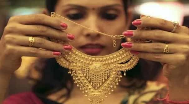 गेल्या काही दिवसांपासून सोने आणि चांदीच्या दरात तुफान तेजी पाहायला मिळत आहे. सध्या सणासुदीचा काळ आहे. या दिवसांत सोने आणि चांदीच्या भावाने उच्चांक गाठल्याने सोने खरेदीदारांमध्ये नाराजी आहे.