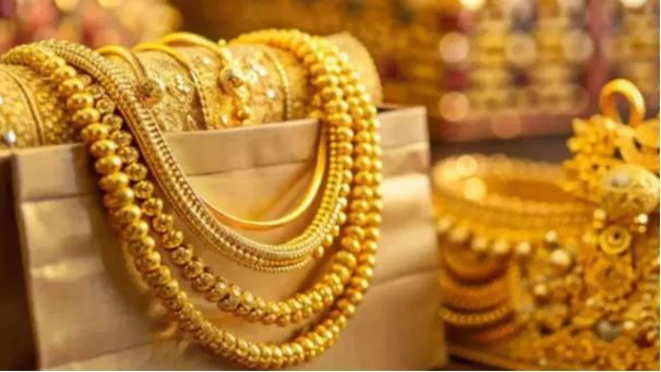 सोन्याच्या दरात देखील 500 रुपयांनी वाढ झाली असून सध्या सोन्याचा दर विना जीएसटी 1 लाख  23 हजार रुपयांवर (प्रति दहा ग्रॅम) पोहोचला आहे. त्यामुळे आगामी काळातही सोने, चांदीच्या भावात अशीच वाढ होणार असल्याचा अंदाज व्यक्त केला जात आहे. 