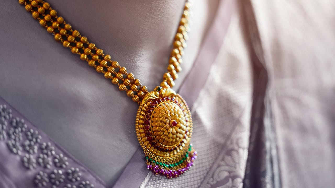 साधारणत: मंगळसूत्र, नेकलेस सेट, बांगड्या आणि विशेषतः लग्नाचे दागिने बनवण्यासाठी २२ कॅरेट सोने हा उत्तम पर्याय आहे. जर तुम्हाला रोजच्या वापरातील दागिने म्हणजेच अंगठी, कानातले, नाकातली रिंग असे दागिने बनवायचे असतील तर ते टिकाऊ असणे गरजेचे असते. यासाठी तुम्ही १८ कॅरेट सोने निवडू शकता.