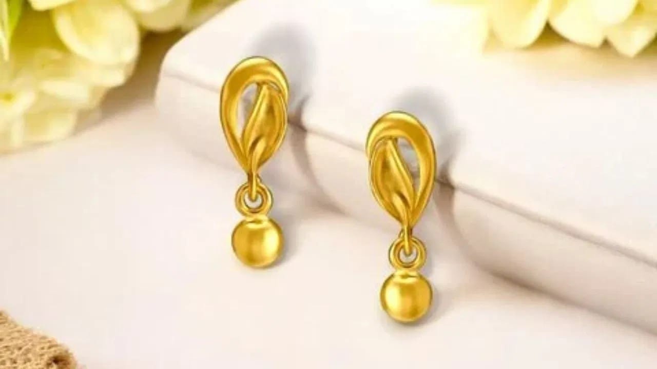भारतात दिवाळी हा सण मोठ्या उत्साहात साजरा करण्यात येतो. यंदा येत्या २० ऑक्टोबर २०२५ पासून दिवाळीला सुरुवात होणार आहे. दिवाळीत सोने खरेदी करणे ही अनेक वर्षांची जुनी परंपरा आहे.