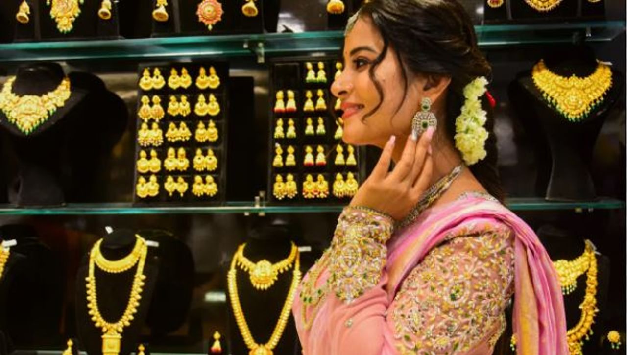 सध्या सोने आणि चांदी या दोने मौल्यवान धातूंचा भाव दिवसेंदिवस वाढत आहे. सध्याच्या सणासुदीच्या काळात तर सोन्यामध्ये मोठी तेजी पाहायला मिळाली आहे. देशांतर्गत तसेच आंतरराष्ट्रीय बाजारातही सोन्याचा भाव चांगलाच वाढलेला आहे. 