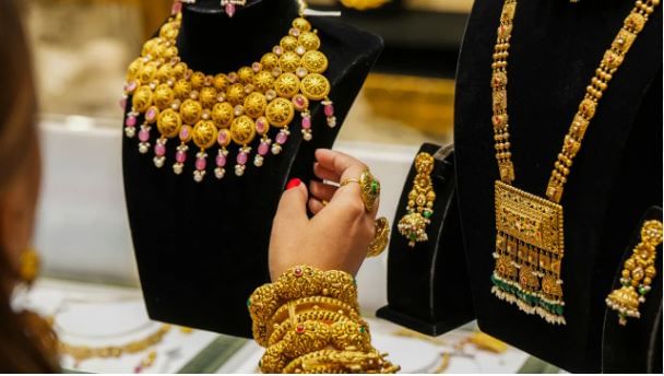 सध्या जगभरात सोन्याचा भाव वाढत आहे. त्याचा परिणाम भारतावरही दिसतोय. भारतात दिवाळीच्या अगोदर देशांतर्गत सोन्याची किंमत रेकॉर्डब्रेक उच्चांकावर पोहोचली. या वर्षी सोन्याच्या भावात साधारण 70 टक्के वाढ नोंदवली गेली. त्यामुळेच आता भविष्यातही सोने, चांदीचा भाव असाच वाढण्याची शक्यता व्यक्त केली जात आहे. 