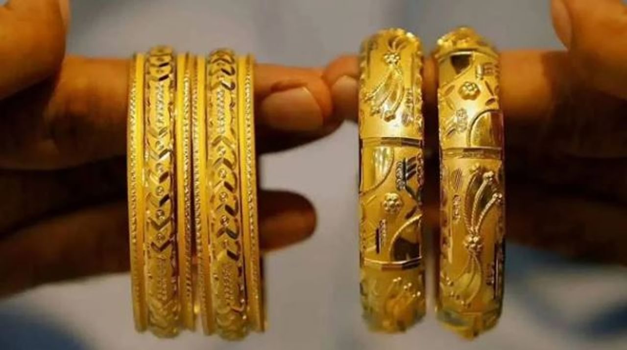 गेल्या काही दिवसांपासून सोने आणि चांदी या मौल्यवान धातुंची किंमत चांगलीच वाढत आहे. आता तर सामान्यांना सोन्याचे दागिने परवडणार की नाही? अशी परिस्थिती झाली आहे. सोन्याच्या भावात सतत वाढ होताना दिसत आहे.
