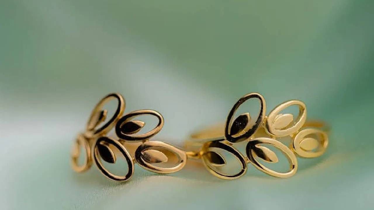 जर, तुम्हाला सिंपल इयररिंग्स ट्राय करायची असेल, तर हूप स्टाइल इयररिंग्स बेस्ट ऑप्शन आहे. तुम्ही सिंपल किंवा या प्रकारच्या डिजाइनमध्ये गोल्ड हूप स्टाइल इयररिंग्स खरेदी करु शकता. तुम्हाला इच्छा असेल, तर चांदीमध्ये सुद्धा ईयररिंग्स विकत घेता येईल. 