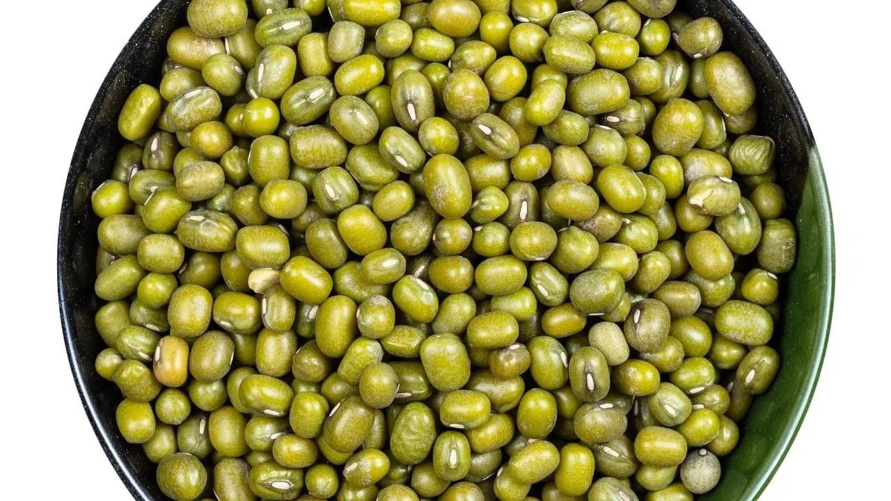 अंकुरलेले मूग खाल्ल्याने त्वचेच्या समस्या देखील दूर होण्यास मदत होते. आपण सकाळच्या नाश्त्यात मुगाचा चिला तयार करून खाऊ शकता, जे फायदेशीर ठरते. 