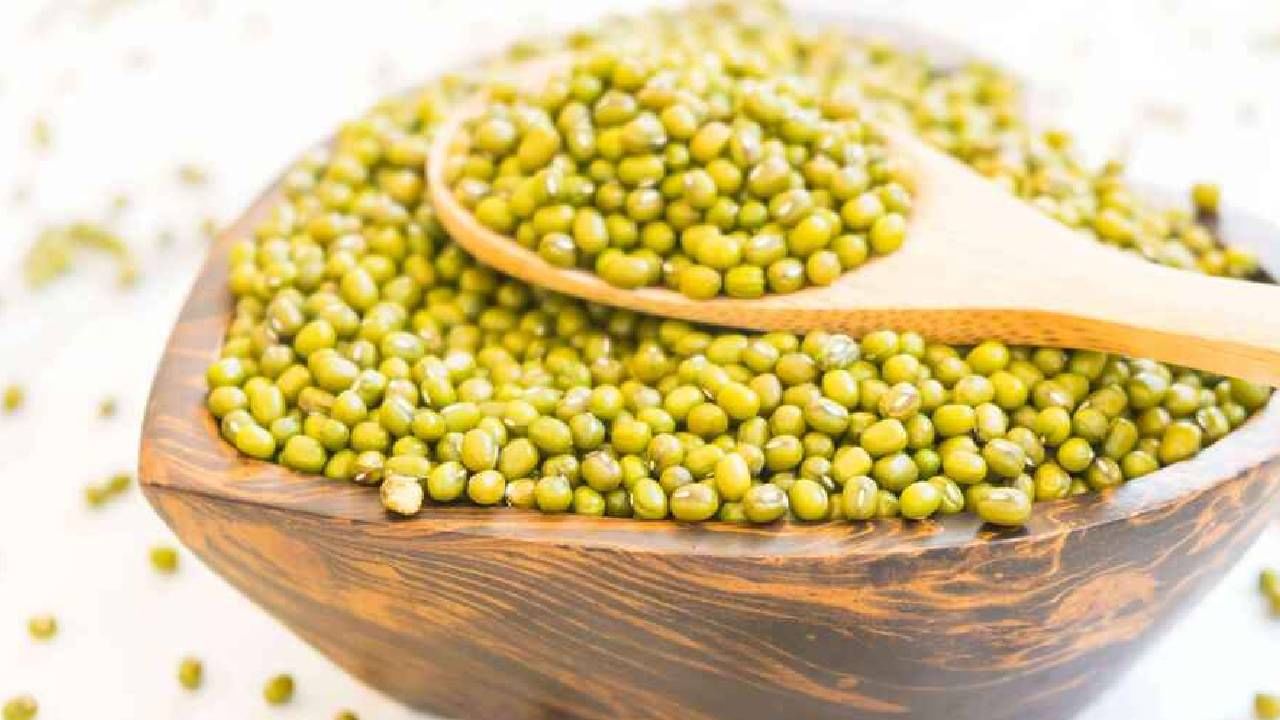 हिरव्या मुगामध्ये व्हिटॅमिन बी कॉम्प्लेक्स, व्हिटॅमिन सी, व्हिटॅमिन ए, प्रथिने आणि इतर अनेक पोषक घटक असतात. त्यामुळे, ते विविध आरोग्य फायदे देते.