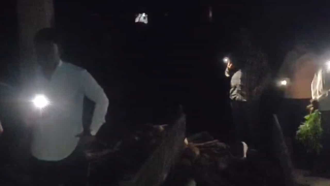 अजित पवारांच्या आमदाराने दत्तक घेतलेले गाव अंधारात, अंत्यसंस्कारासाठीही लाईट नाही, मग ग्रामस्थांनी केलं असं काही... Video समोर